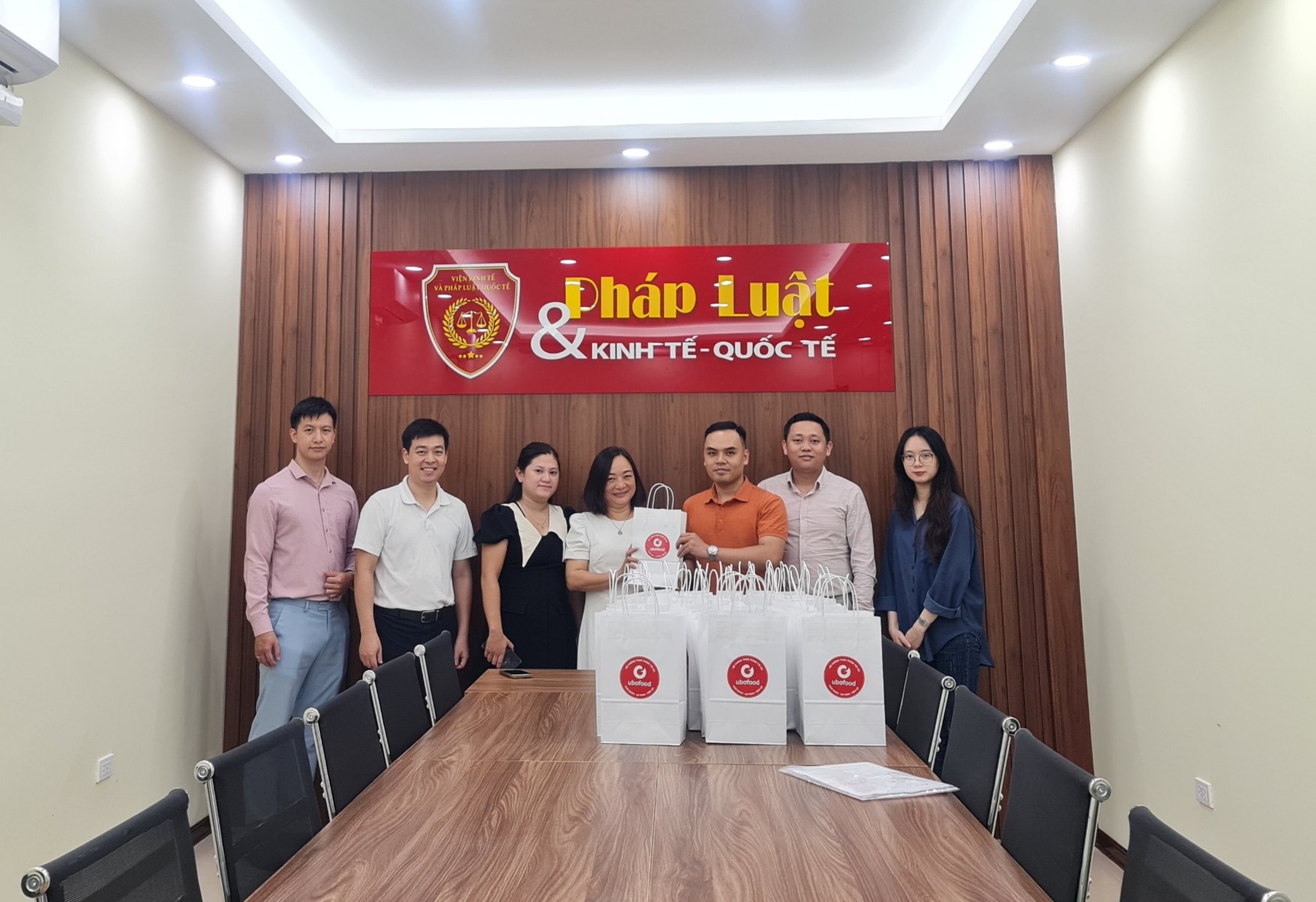 Hình ảnh: Viện Kinh tế và Pháp luật Quốc tế phối hợp cùng Công ty Cổ Phần Ubofood  tổ chức thăm tặng quà các cơ sở giáo dục nhân dịp ngày Nhà giáo Việt Nam 20/11 số 1