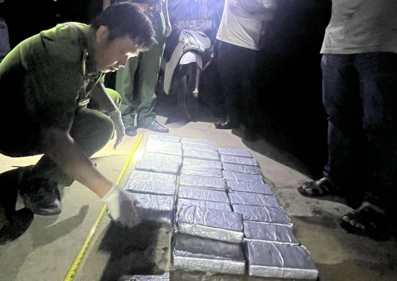 Hình ảnh: Phát hiện thêm 32 gói nghi ma túy trôi dạt vào bờ biển Gò Công số 1