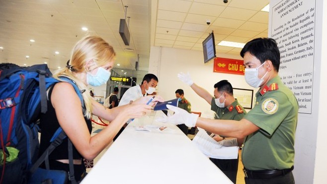 Hình ảnh: Người nước ngoài được xuất nhập cảnh qua Cảng hàng không Vân Đồn bằng thị thực điện tử số 1
