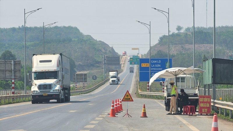 Hình ảnh: 2 địa phương không đồng tình cấm một số loại xe vào cao tốc Cam Lộ - La Sơn số 1