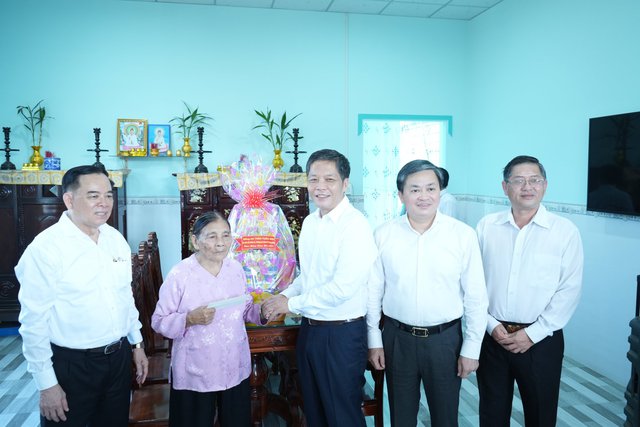 Hình ảnh: Trưởng Ban Kinh tế Trung ương chúc Tết Mẹ Việt Nam anh hùng và hộ nghèo tại Bến Tre số 1