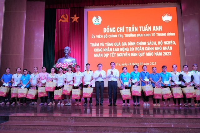 Hình ảnh: Trưởng Ban Kinh tế Trung ương chúc Tết Mẹ Việt Nam anh hùng và hộ nghèo tại Bến Tre số 2