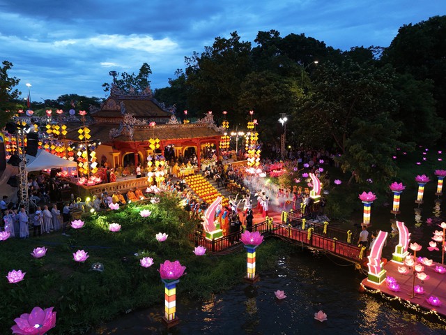 Hình ảnh: Lễ hội hoa đăng và ẩm thực chay tại Tuần lễ Festival Huế 2024 số 1