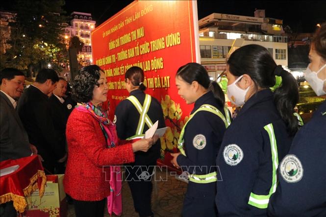 Hình ảnh: Trưởng ban Tổ chức Trung ương Trương Thị Mai chúc Tết công nhân môi trường Đà Lạt số 1