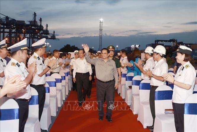 Hình ảnh: Thủ tướng dự lễ phát lệnh ra quân sản xuất đầu năm tại Cảng Tân Cảng – Cát Lái số 1