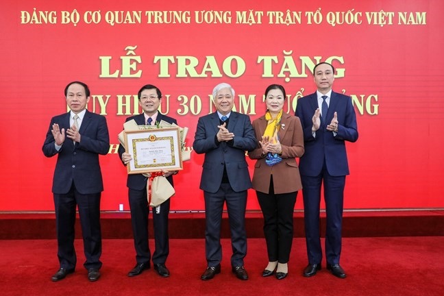 Hình ảnh: Trao huy hiệu 30 năm tuổi Đảng cho đồng chí Nguyễn Hữu Dũng số 1