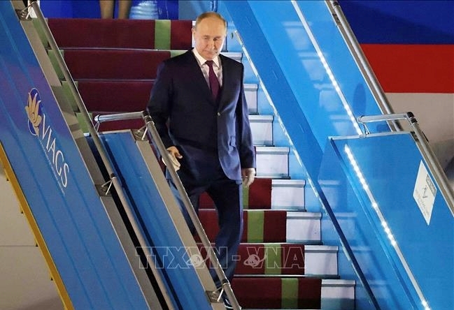 Hình ảnh: Tổng thống LB Nga Vladimir Putin bắt đầu chuyến thăm cấp Nhà nước tới Việt Nam số 2