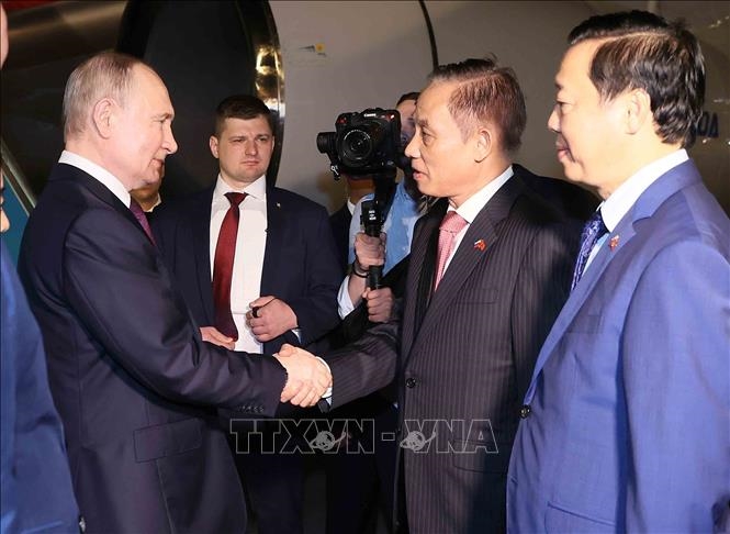 Hình ảnh: Tổng thống LB Nga Vladimir Putin bắt đầu chuyến thăm cấp Nhà nước tới Việt Nam số 3
