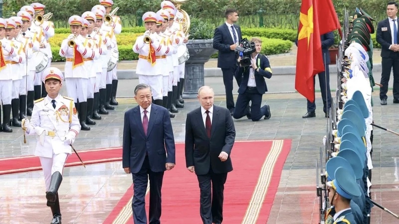 Hình ảnh: Báo chí Nga nêu bật chuyến thăm của Tổng thống Vladimir Putin đến Việt Nam số 1