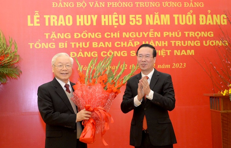 Hình ảnh: Tổng Bí thư Nguyễn Phú Trọng nhận Huy hiệu 55 năm tuổi Đảng số 2