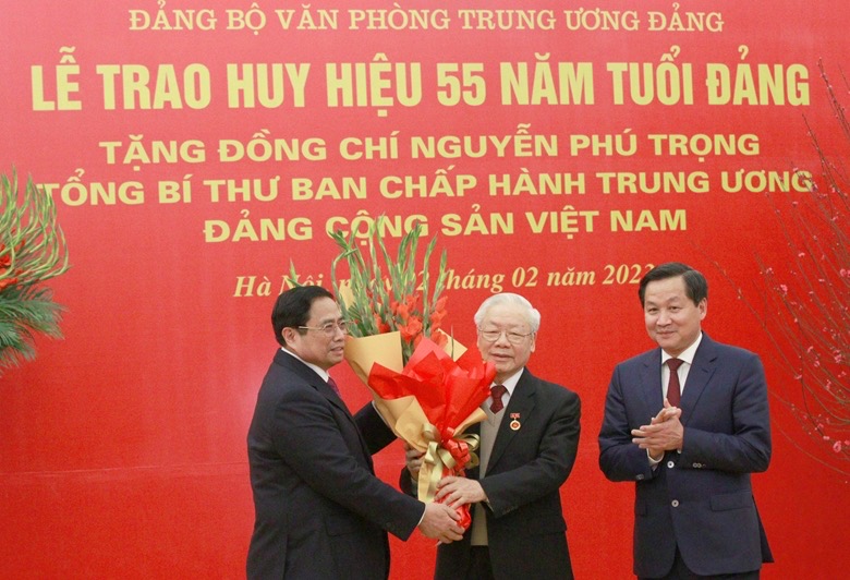 Hình ảnh: Tổng Bí thư Nguyễn Phú Trọng nhận Huy hiệu 55 năm tuổi Đảng số 5