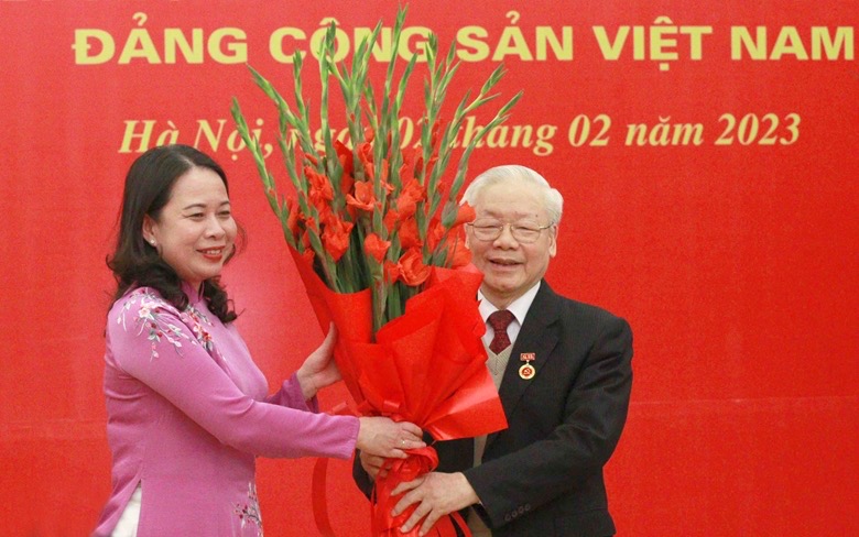 Hình ảnh: Tổng Bí thư Nguyễn Phú Trọng nhận Huy hiệu 55 năm tuổi Đảng số 7