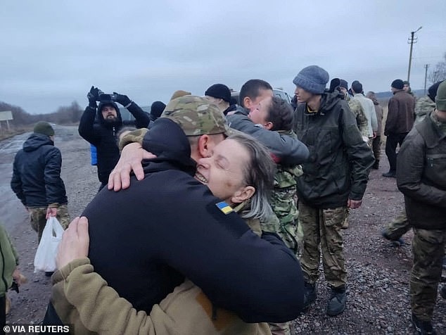 Hình ảnh: Nga và Ukraine trao đổi gần 200 tù nhân chiến tranh số 1