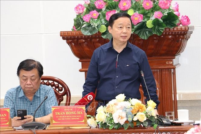 Hình ảnh: Phó Thủ tướng Trần Hồng Hà kiểm tra việc ứng phó hạn hán, xâm nhập mặn số 2