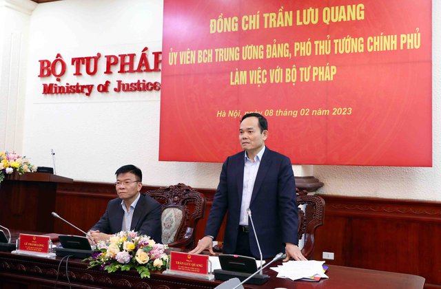 Hình ảnh: Phó Thủ tướng Trần Lưu Quang làm việc với lãnh đạo chủ chốt Bộ Tư pháp số 1