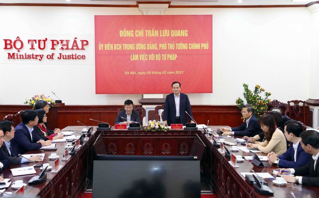 Hình ảnh: Phó Thủ tướng Trần Lưu Quang làm việc với lãnh đạo chủ chốt Bộ Tư pháp số 2