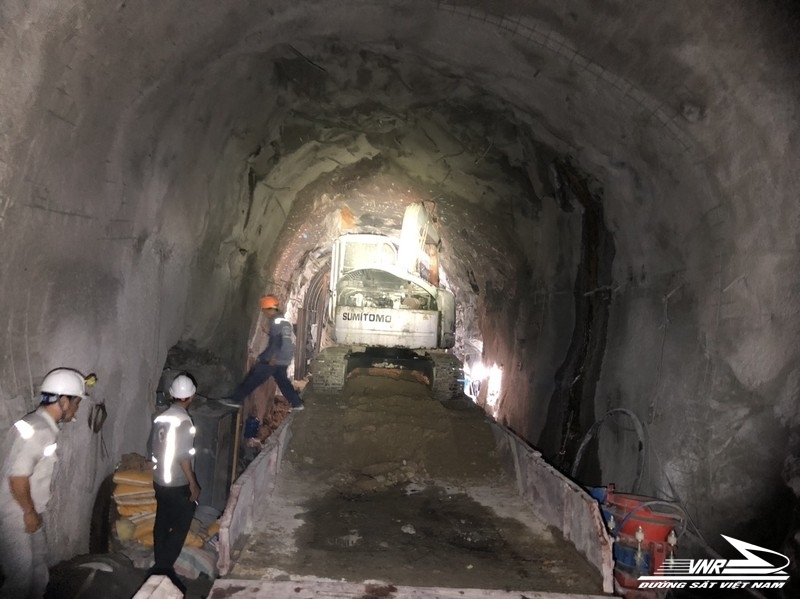 Hình ảnh: Tiếp tục xử lý sạt lở hầm đường sắt ở Đèo Cả số 1
