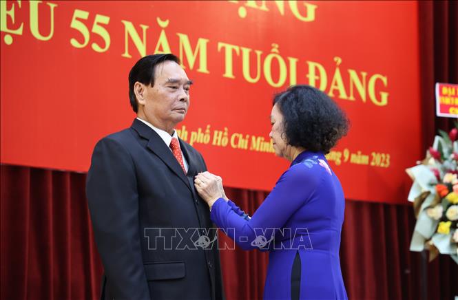 Hình ảnh: Trao Huy hiệu 55 năm tuổi Đảng cho đồng chí Lê Hồng Anh số 1