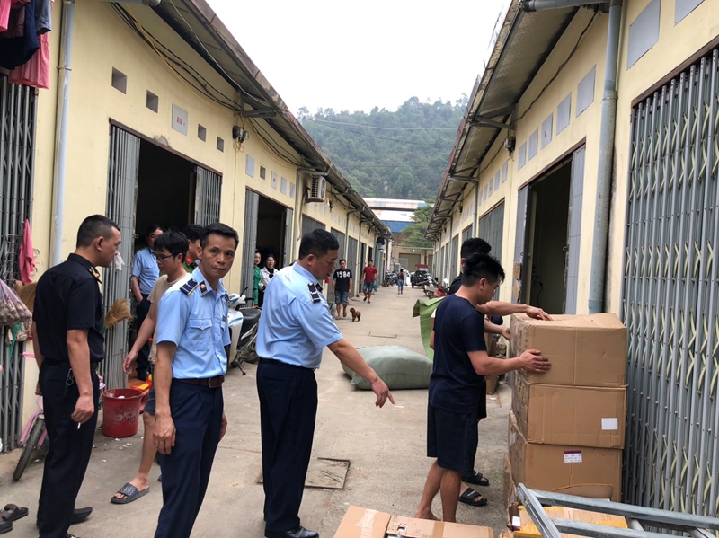 Hình ảnh: Lạng Sơn: Phát hiện 02 kho hàng cất giấu hơn 40.000 sản phẩm nghi nhập lậu số 1