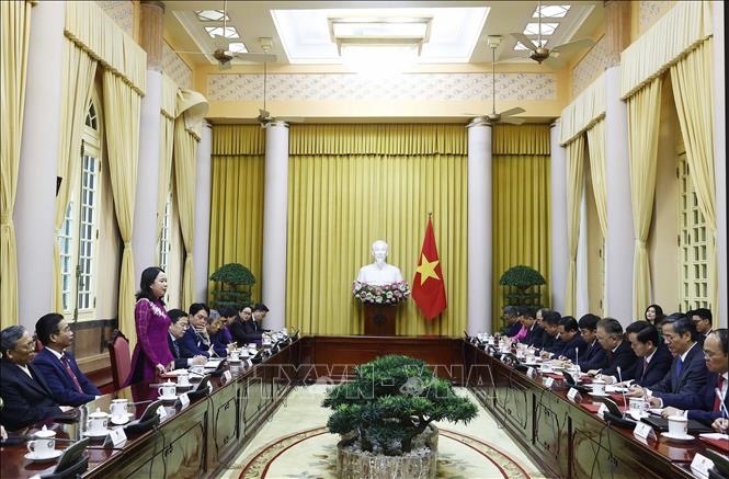 Hình ảnh: Quyền Chủ tịch nước trao quyết định bổ nhiệm Đại sứ Việt Nam tại nước ngoài số 1