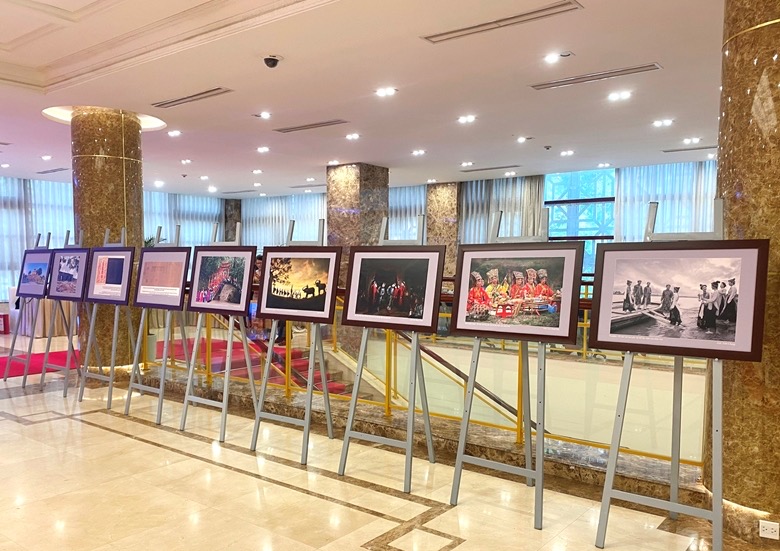 Hình ảnh: Khai mạc triển lãm ảnh Kỷ niệm 80 năm Đề cương về Văn hóa Việt Nam số 2