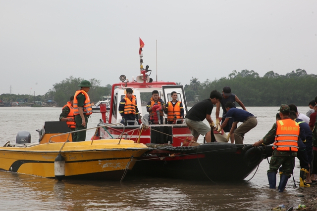 Hình ảnh: Thủ tướng Chính phủ chỉ đạo tập trung tìm kiếm người mất tích do chìm thuyền tại Quảng Ninh số 1