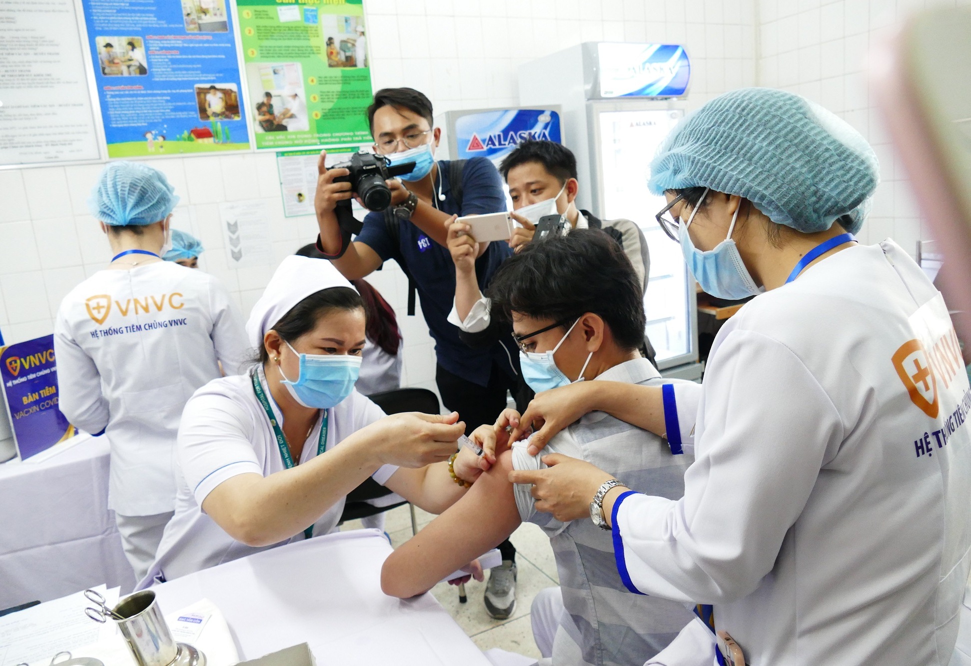 Hình ảnh: Việt Nam ghi nhận 12 ca nhiễm mới, 377 người tiêm Vaccine phòng Covid – 19 đầu tiên an toàn. số 2