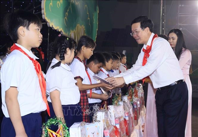 Hình ảnh: Chủ tịch nước Võ Văn Thưởng dự Đêm hội trăng rằm tại Bình Phước số 1