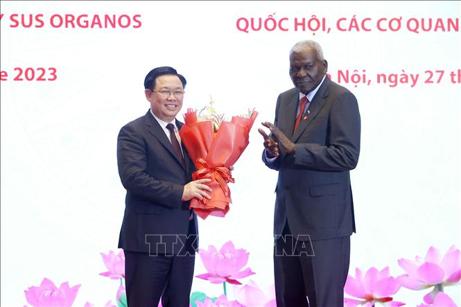 Hình ảnh: Lãnh đạo Quốc hội Việt Nam nhận phần thưởng cao quý của Nhà nước Cuba số 1