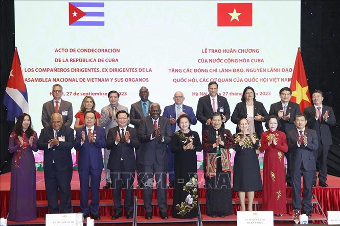Hình ảnh: Lãnh đạo Quốc hội Việt Nam nhận phần thưởng cao quý của Nhà nước Cuba số 2