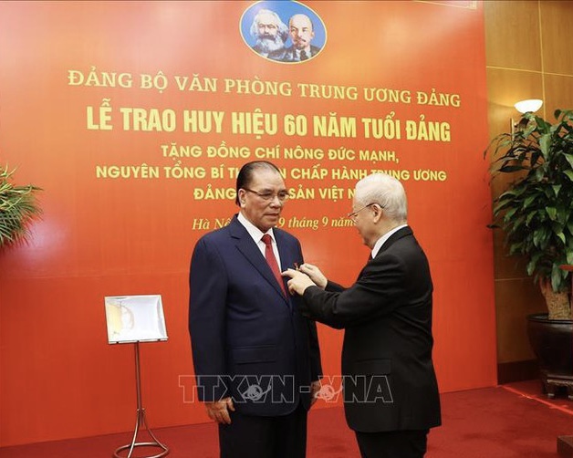 Hình ảnh: Trao Huy hiệu 60 năm tuổi Đảng tặng nguyên Tổng Bí thư Nông Đức Mạnh số 1