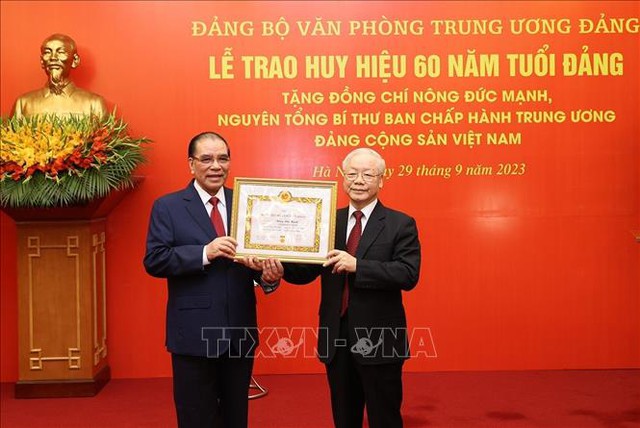Hình ảnh: Trao Huy hiệu 60 năm tuổi Đảng tặng nguyên Tổng Bí thư Nông Đức Mạnh số 2
