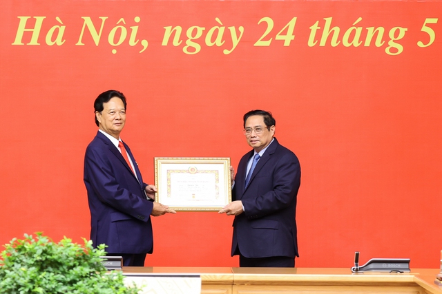 Hình ảnh: Trao Huy hiệu 55 năm tuổi Đảng tặng nguyên Thủ tướng Nguyễn Tấn Dũng số 1