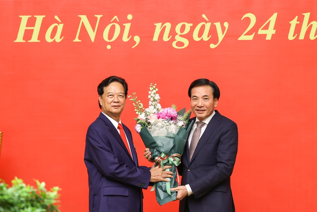 Hình ảnh: Trao Huy hiệu 55 năm tuổi Đảng tặng nguyên Thủ tướng Nguyễn Tấn Dũng số 3