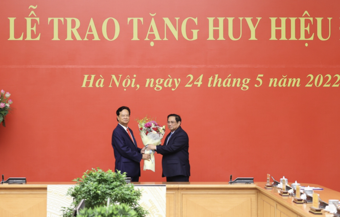 Hình ảnh: Trao Huy hiệu 55 năm tuổi Đảng tặng nguyên Thủ tướng Nguyễn Tấn Dũng số 2