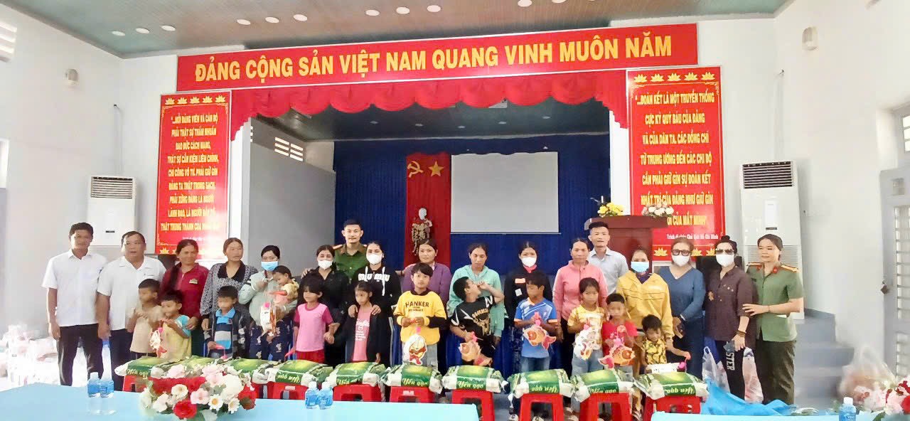 Hình ảnh: Viện Kinh tế và Pháp luật Quốc tế tặng quà bà con dân tộc Khmer nghèo xã Tân Đông số 1