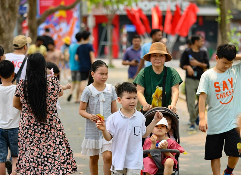 Hình ảnh: Hà Nội đón gần 740 nghìn lượt khách trong kỳ nghỉ lễ 30/4, 1/5 số 1
