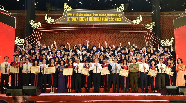 Hình ảnh: Hà Nội tuyên dương 96 thủ khoa xuất sắc năm 2023 số 1