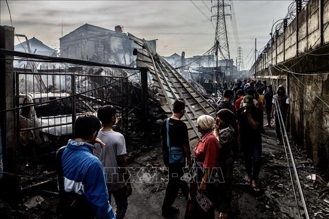 Hình ảnh: Nạn nhân tử vong trong vụ cháy kho nhiên liệu ở Indonesia tăng lên 33 người số 1