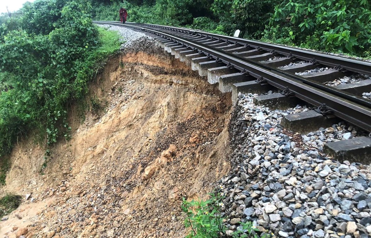 Hình ảnh: Mưa lớn gây gián đoạn tuyến đường sắt qua Hà Tĩnh số 1