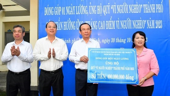 Hình ảnh: Thành ủy TP Hồ Chí Minh phát động đóng góp ủng hộ Quỹ “Vì người nghèo” số 1