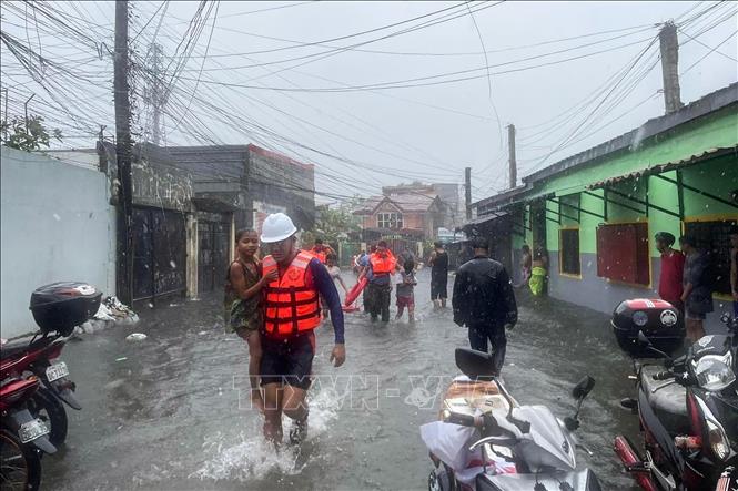 Hình ảnh: Cơn bão đầu tiên của mùa bão 2024 gây nhiều thiệt hại tại Philippines số 1