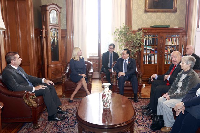 Hình ảnh: Chủ tịch Quốc hội Vương Đình Huệ hội đàm với Chủ tịch Thượng viện và Hạ viện Uruguay số 2