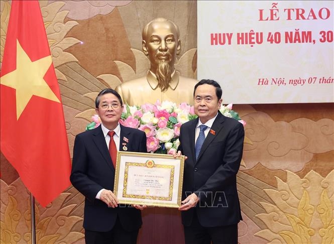 Hình ảnh: Chủ tịch Quốc hội Trần Thanh Mẫn dự Lễ trao Huy hiệu 40 năm, 30 năm tuổi Đảng số 1