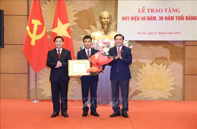 Hình ảnh: Chủ tịch Quốc hội Trần Thanh Mẫn dự Lễ trao Huy hiệu 40 năm, 30 năm tuổi Đảng số 2