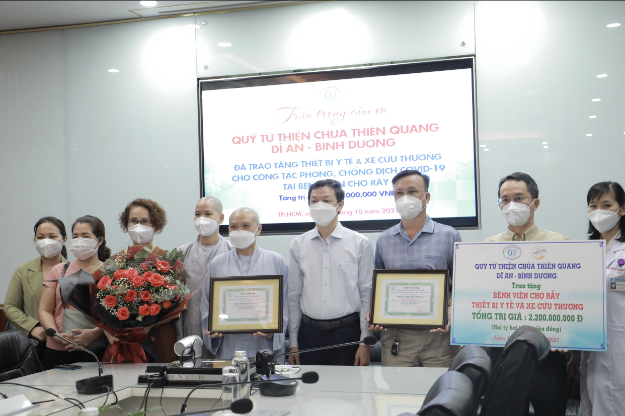 Hình ảnh: Quỹ từ thiện Chùa Thiên Quang trao tặng xe cứu thương và thiết bị y tế đến Bệnh viện Chợ Rẫy số 1