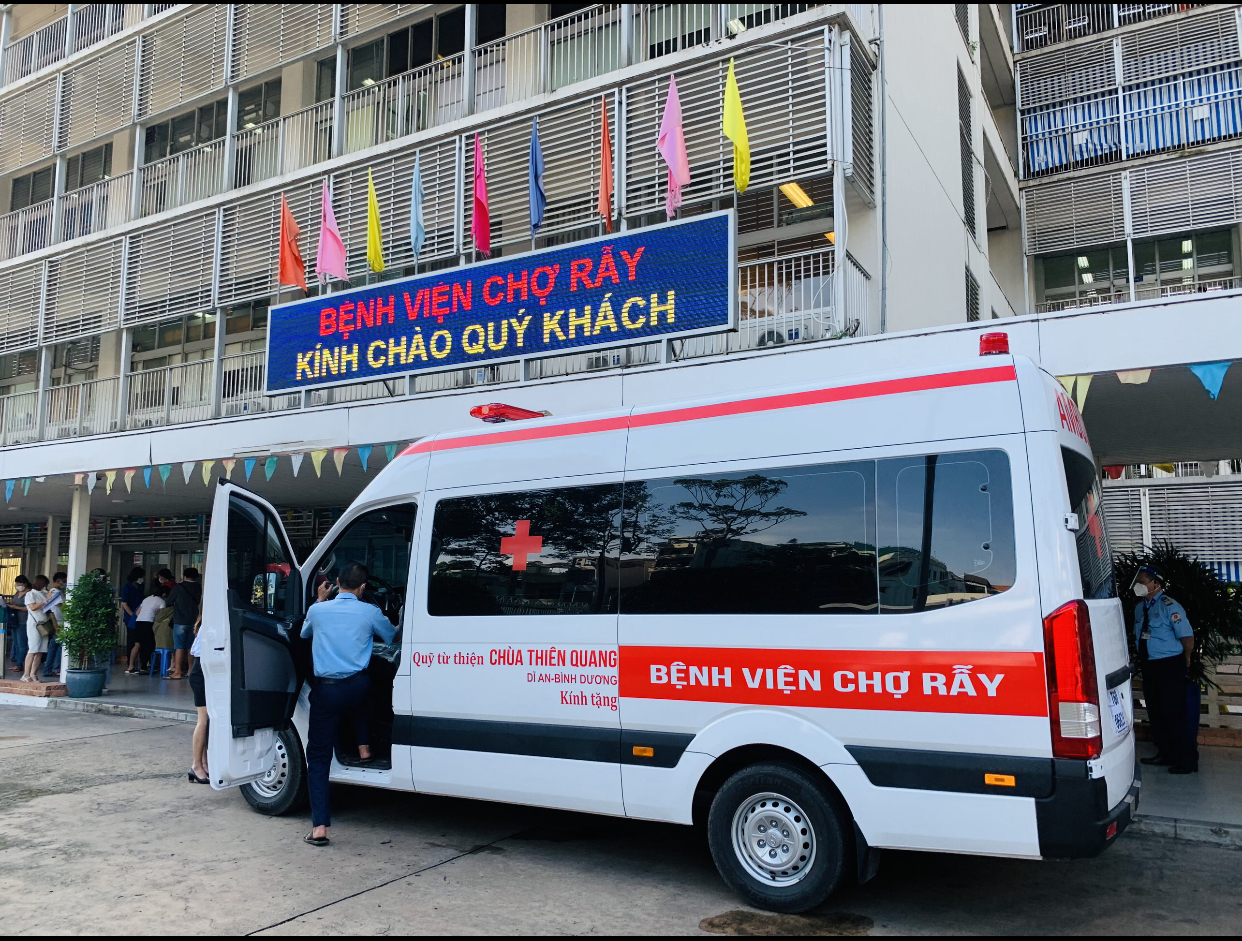 Hình ảnh: Quỹ từ thiện Chùa Thiên Quang trao tặng xe cứu thương và thiết bị y tế đến Bệnh viện Chợ Rẫy số 3