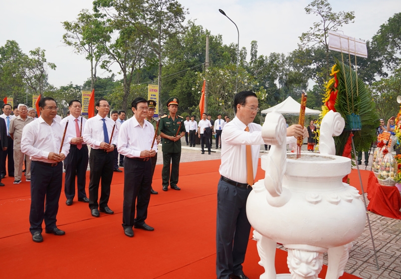 Hình ảnh: Chủ tịch nước Võ Văn Thưởng dâng hương tưởng niệm đồng chí Võ Văn Tần số 2