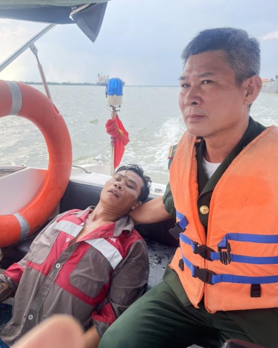 Hình ảnh: Bộ đội Biên phòng TPHCM cứu một người gặp nạn trên biển số 1