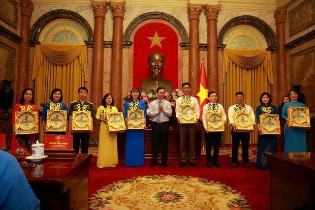 Hình ảnh: Công đoàn Phân bón Cà Mau vinh dự nhận khen thưởng cấp nhà nước số 1